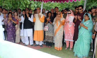 PM offers fateha at husband`s grave